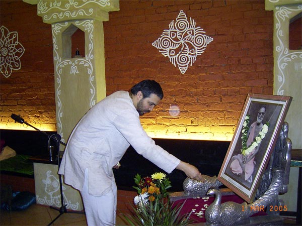 Madhav Krishna Prabhu is offering flower petals to Srila Saraswati
Thakur